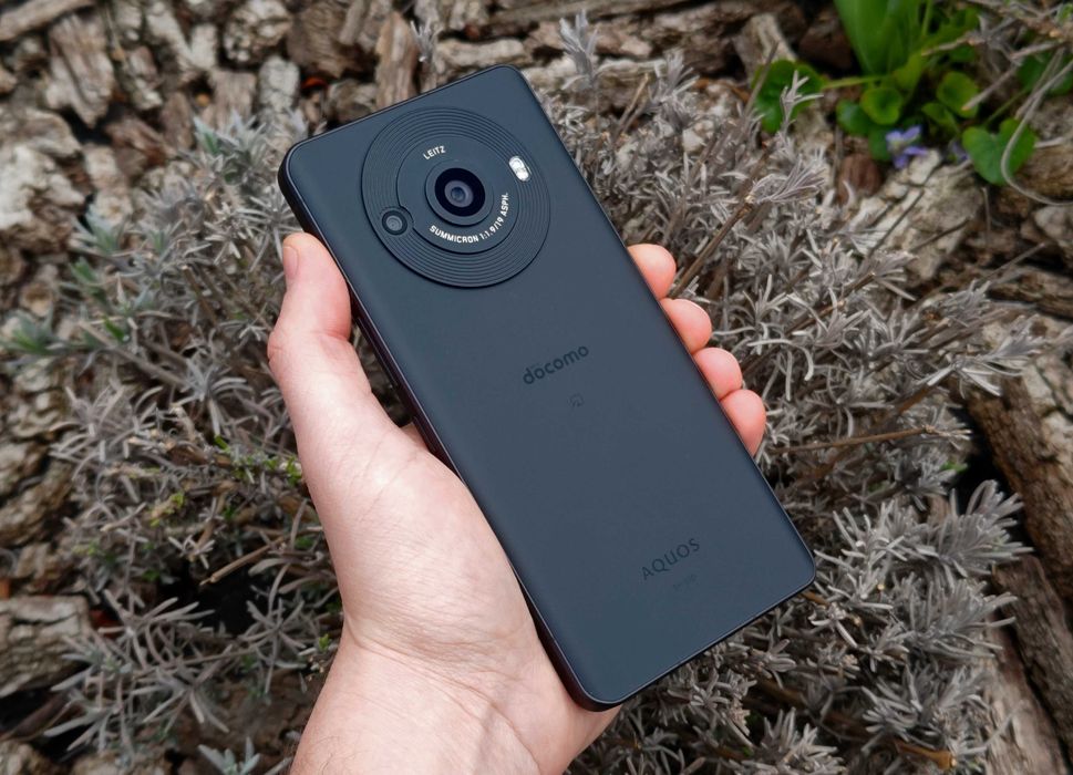 Смартфон с камерой Leica 1" Sharp AQUOS R8Pro(2sim,6.59"240Hz WUXGA+,IP68,NFC,12\256gb Snap8Gen2)