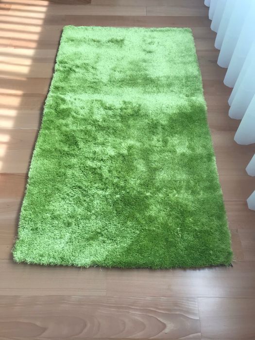 Conjunto de dois tapetes verdes de pelo comprido