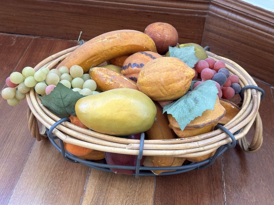 Fruteira com fruta falsa