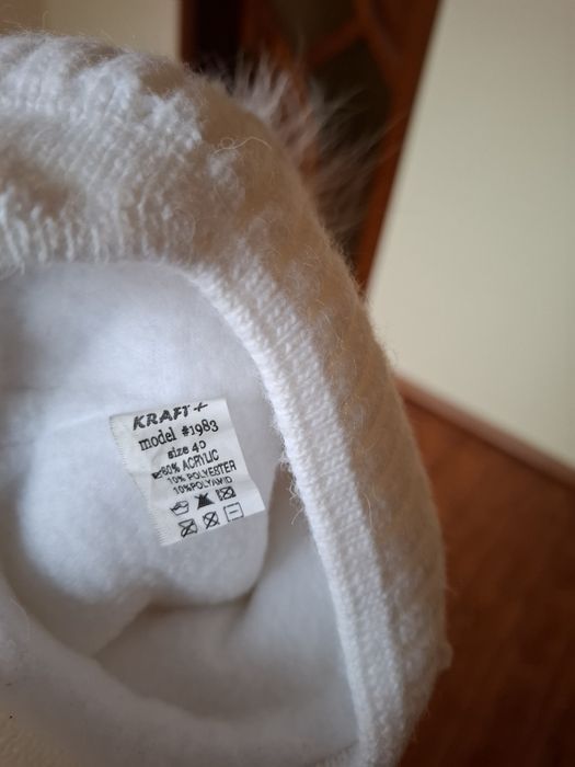 Шапки сіра, та біла з шарфіком