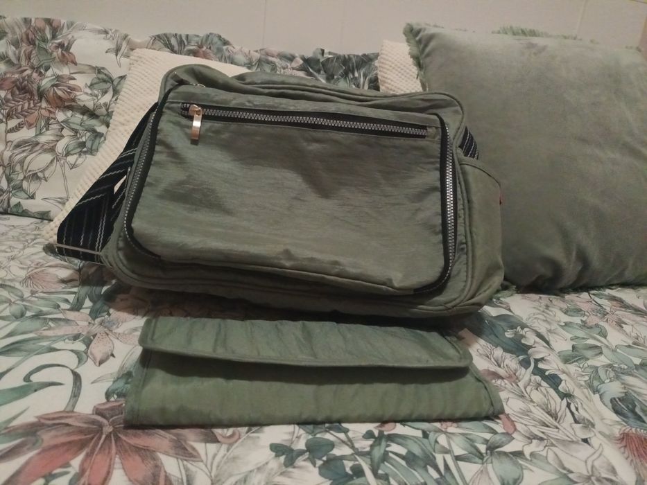 Mala de maternidade com muda fraldas e bolsa para o biberon de leite.