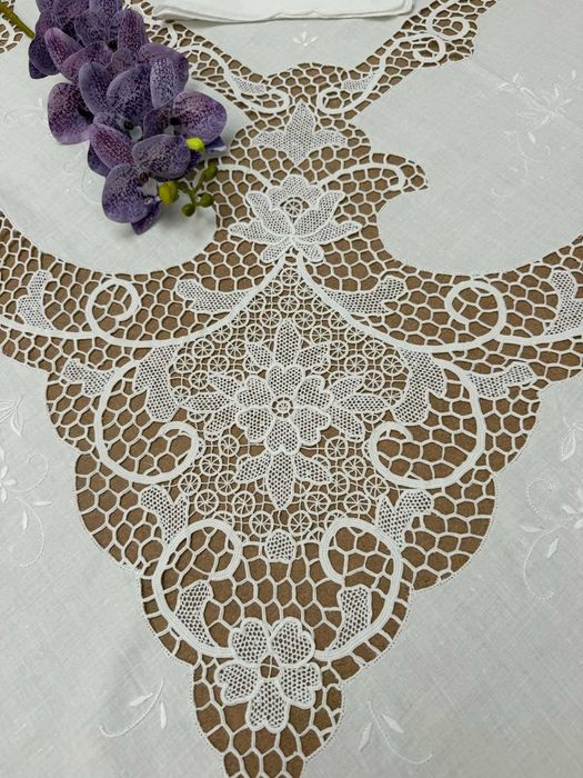 Deslumbrante toalha de mesa em puro linho, com magnífico trabalho de renda e bordado!