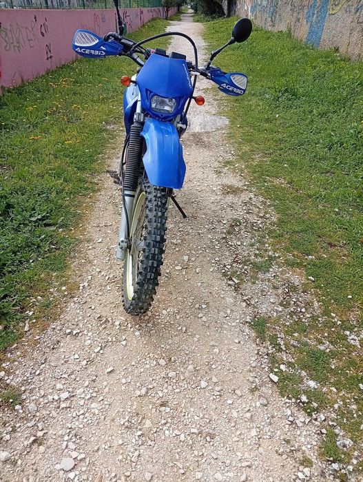 Moto de Enduro ágil e leve