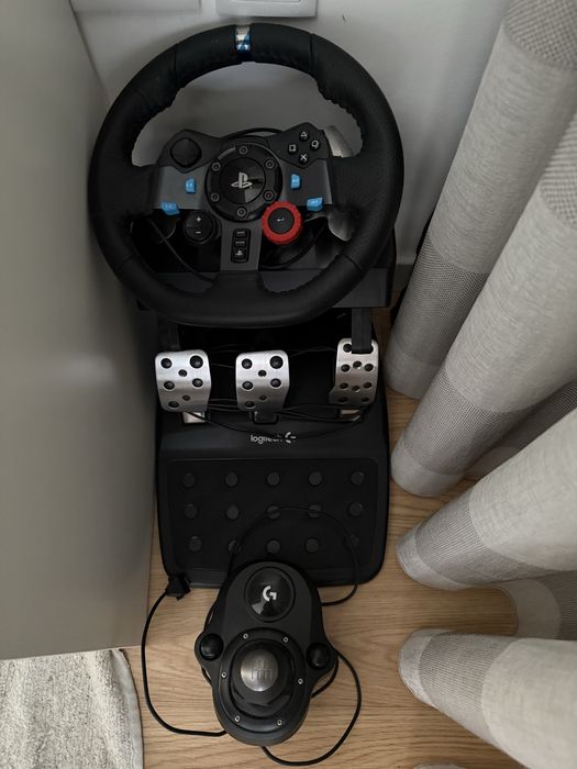 Volante com pedais e caixa de velocidades logitec G29