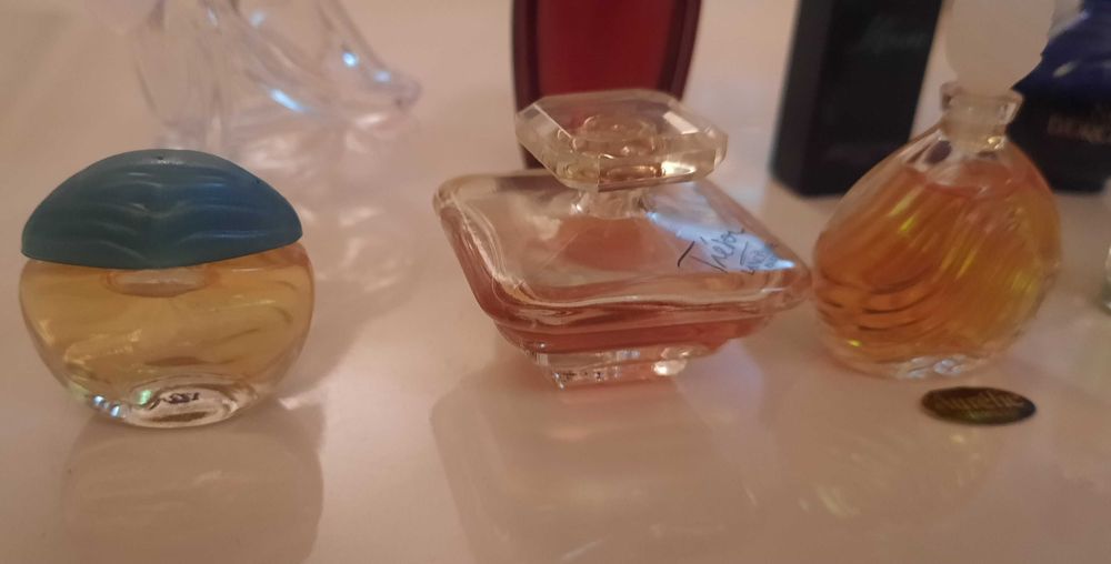 Expositor em vidro com 8 miniaturas de perfume