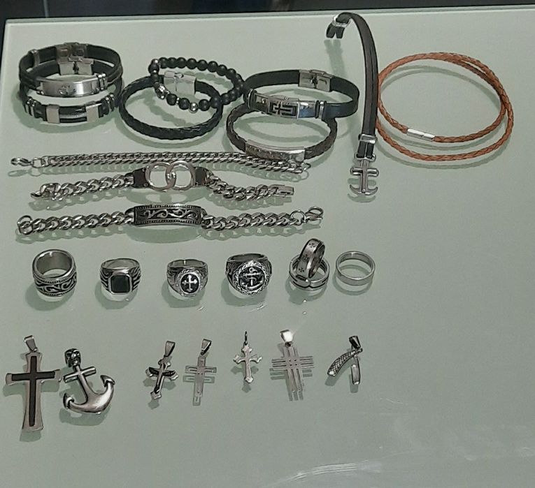 Anéis, pulseiras e medalhas para colares