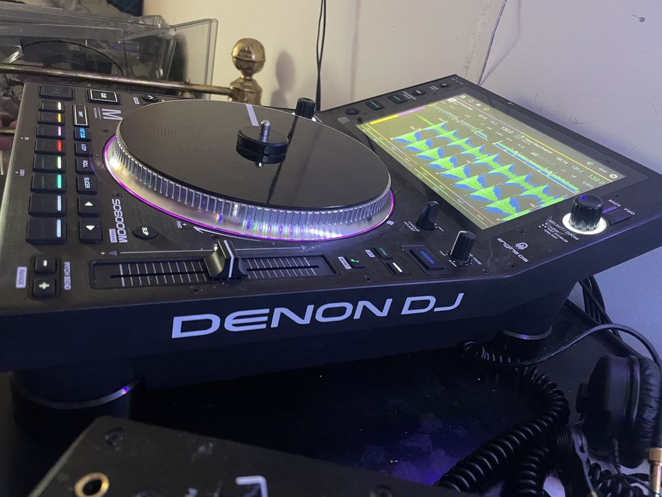 DENON DJ SC6000 PRIME e LC6000 PRIME, com 2 decksavers