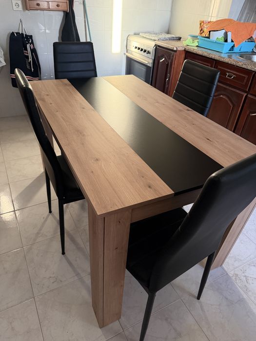 Mesa de cozinha com cadeiras