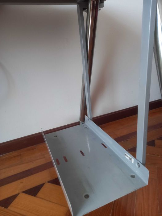 Vendo secretária, usada mas em bom estado.