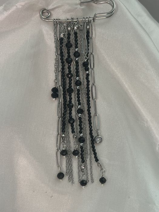 Сучасна брошка.