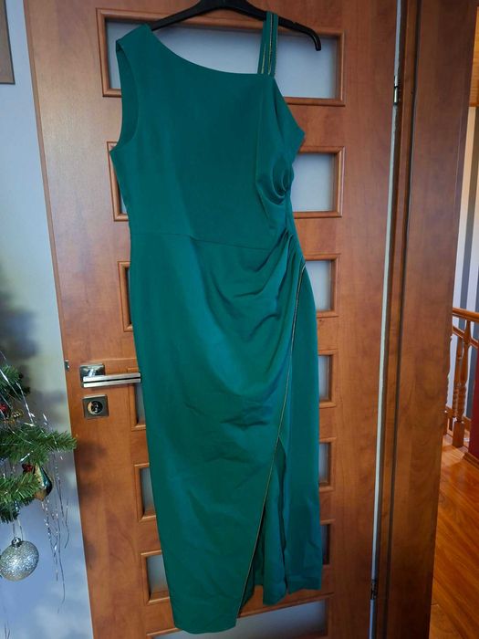 Sukienka elegancka ze złotym zdobieniem