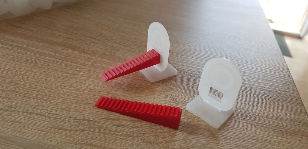 System poziomujacy płytki