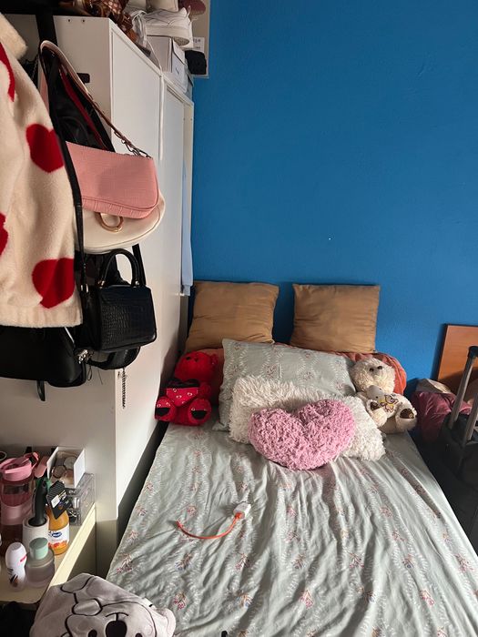 Cama individual com arrumação elevatória.
Não muito usado