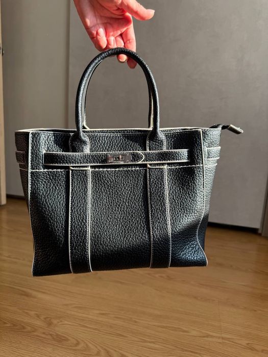 Черная сумка из фактурной кожи