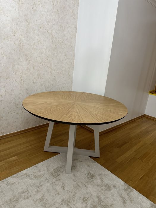 Mesa de Jantar Redonda de Carvalho Antarte - Moderna e Elegante