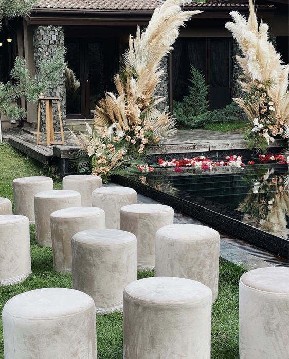 Прокат велюровых пуфиков