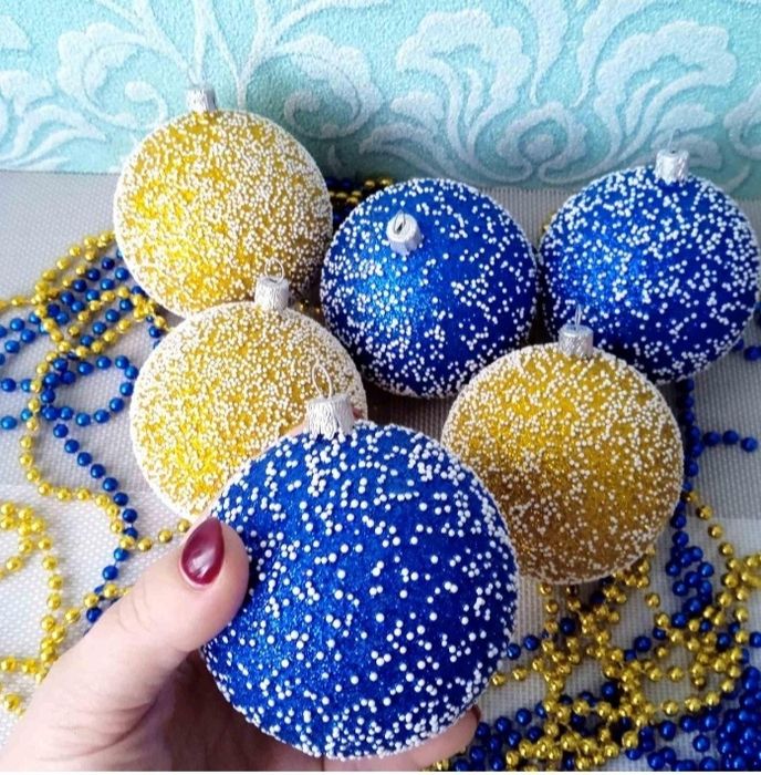 Новорічні іграшки.