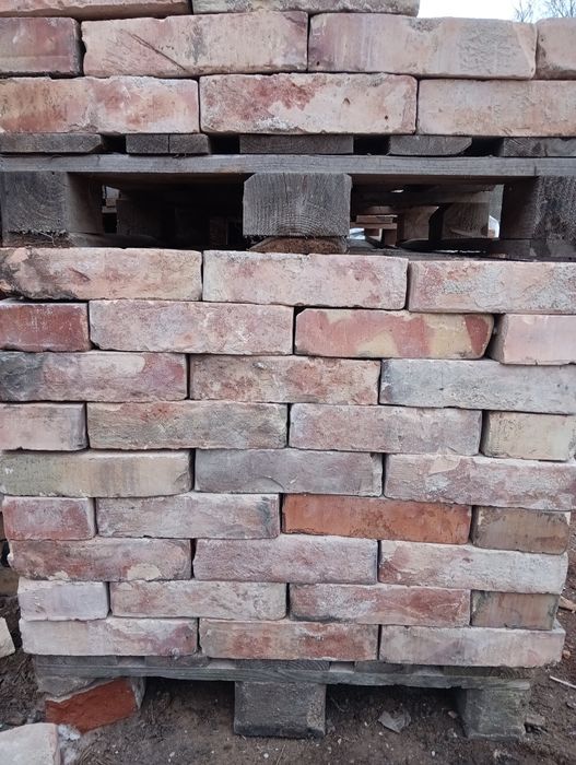 Stara cegła z rozbiórki