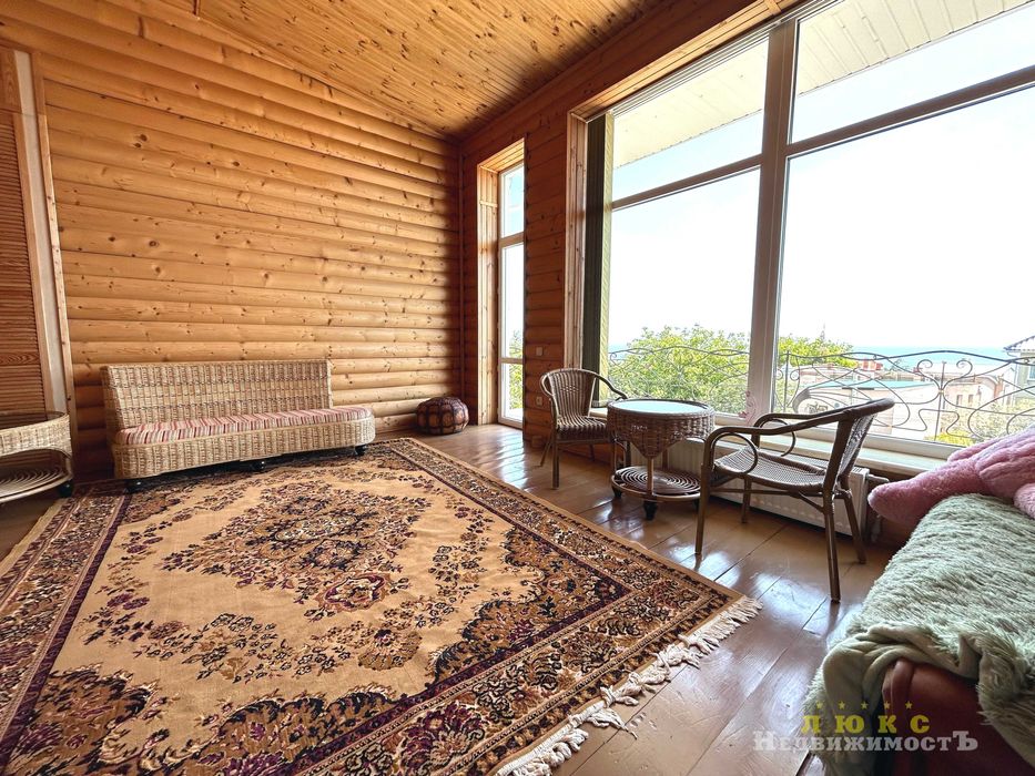 Продаётся отличный трёхэтажный дом в Совиньоне  с  видом на море!