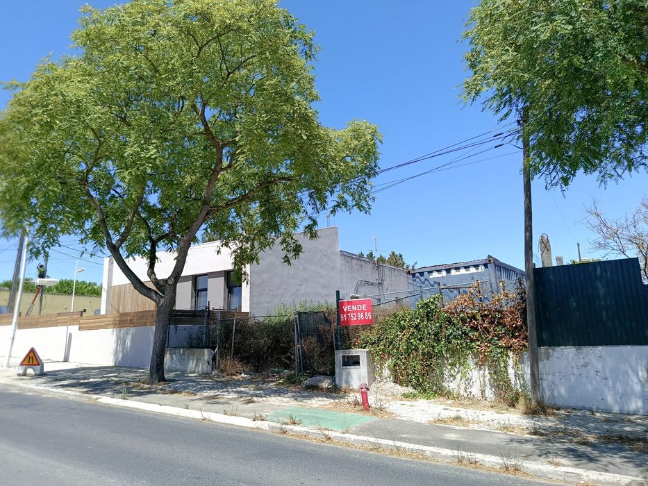 Fantástico terreno para construção em frente a Universidade do Monte da Caparica