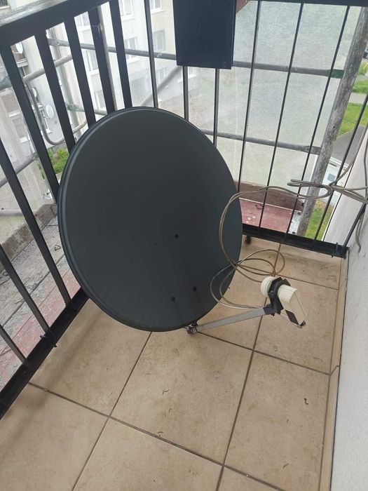 Antena satelitarna konwenter i uchwyt balkonowy do anteny