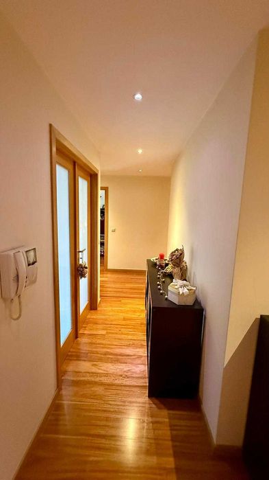 Apartamento T3, com 2 lugares de garagem e Arrumos, Zona Norte-VNF