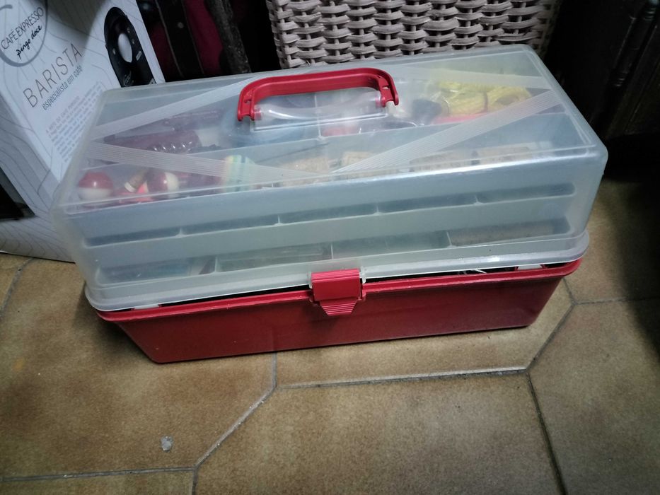 Canas, carretos, camaroeiro, acessórios e cestas de pesca