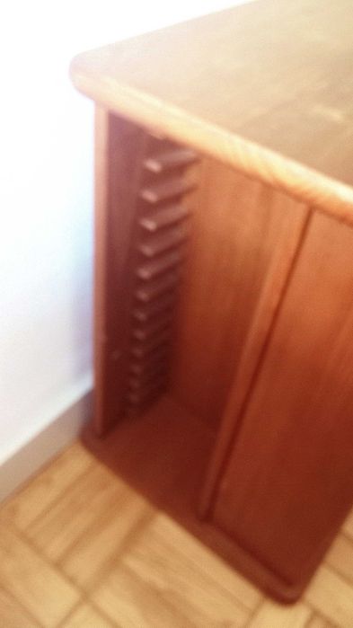 Baixa de preço para desocupar! Móvel TV, CDs e DVDs.Desgaste no tampo.