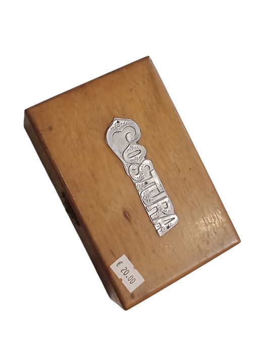 Caixa de costura antiga com aplicações em estanho