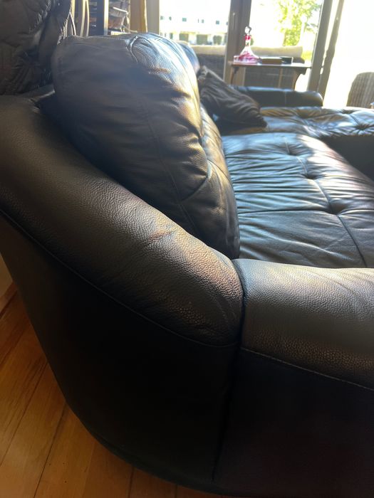 Sofá confortável em pele preto, com chaise long