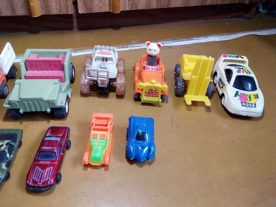 машинки СССР и импортные (12 штук) можно по отдельности