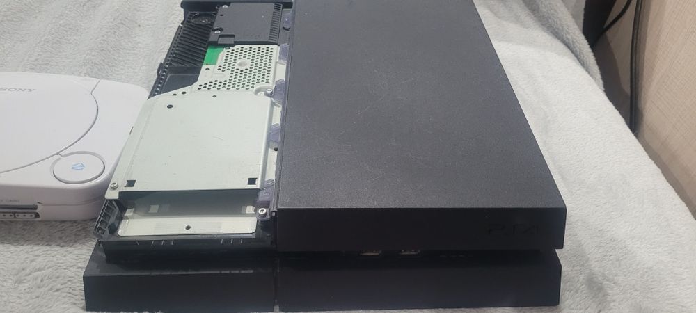 Sprzedam konsolę ps4 plus gratis