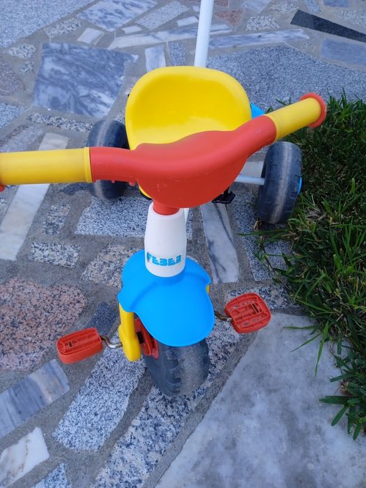 Triciclo de pedais e de empurrar