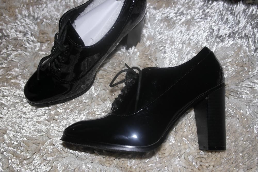 Стильні ботінки лакові туфлі