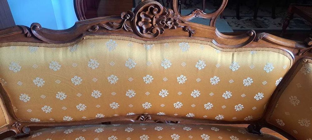 Conjunto sofá, poltronas e cadeiras antigas sem braços.