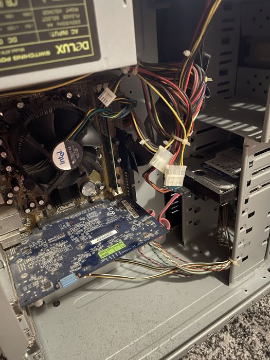 Компʼютер (системний блок + монітор + клааіатура)