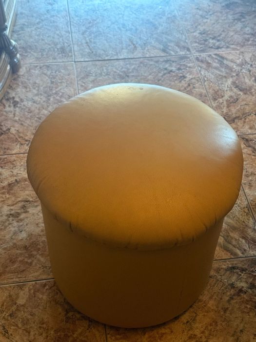 Conjunto de Sala Clássico – Sofá 2 Lugares + Poltrona + Pufe