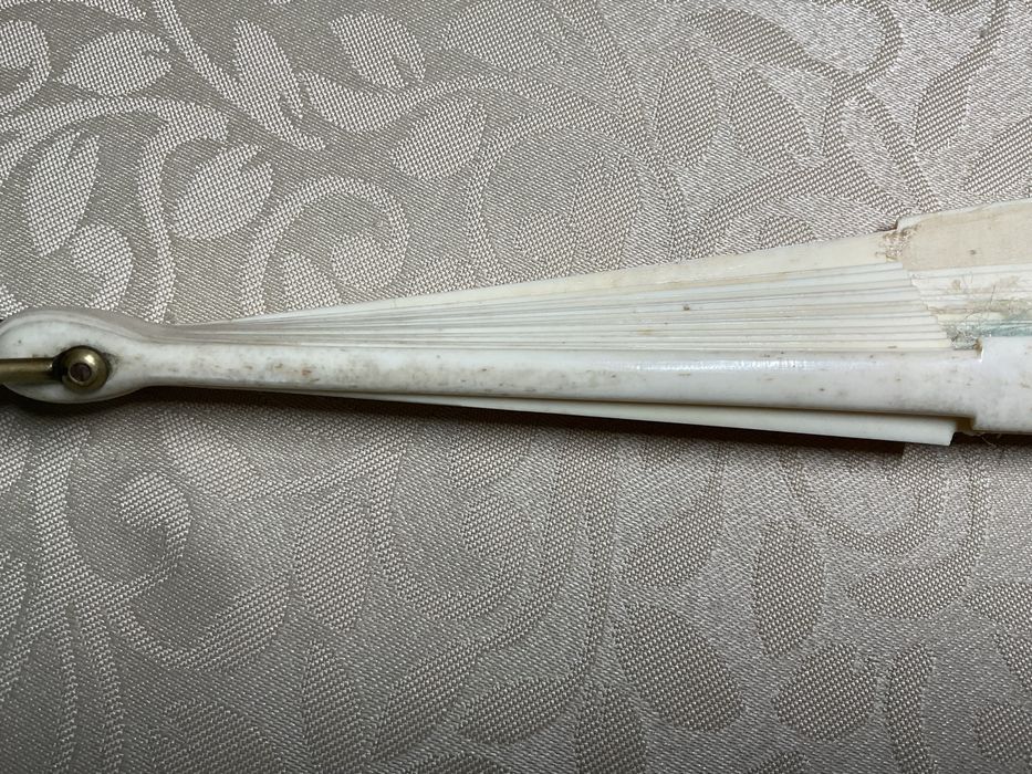 Antigo leque com base em osso para ser recuperado
