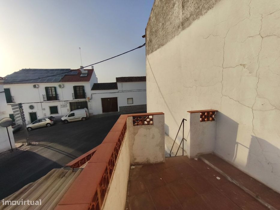 Moradia Térrea com terraço em Moura