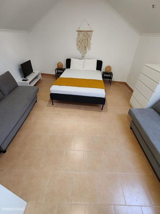 Quarto - localizado em Xabregas Lisbon