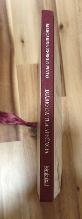 O Dia em que te Esqueci & O Diário da tua Ausência 
De Margarida Rebelo Pinto
Livros com marcas de humidade no exterior das páginas, o interior está b