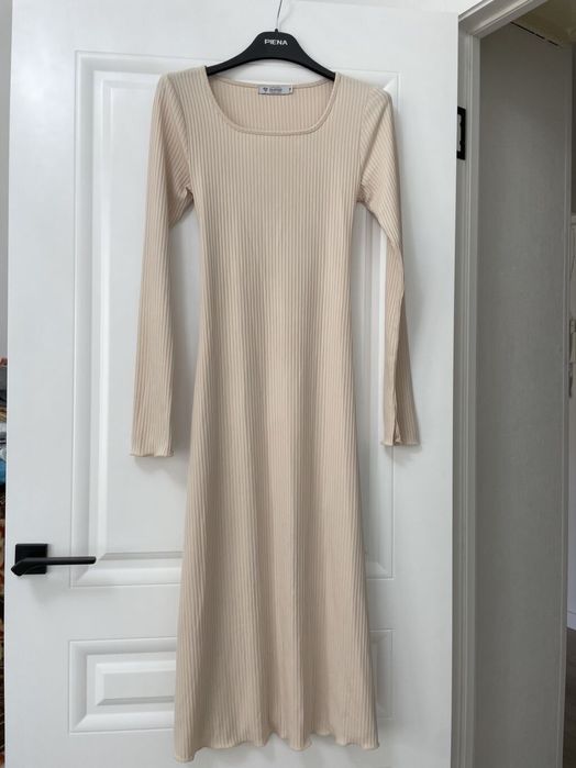 Длинное бежевое платье