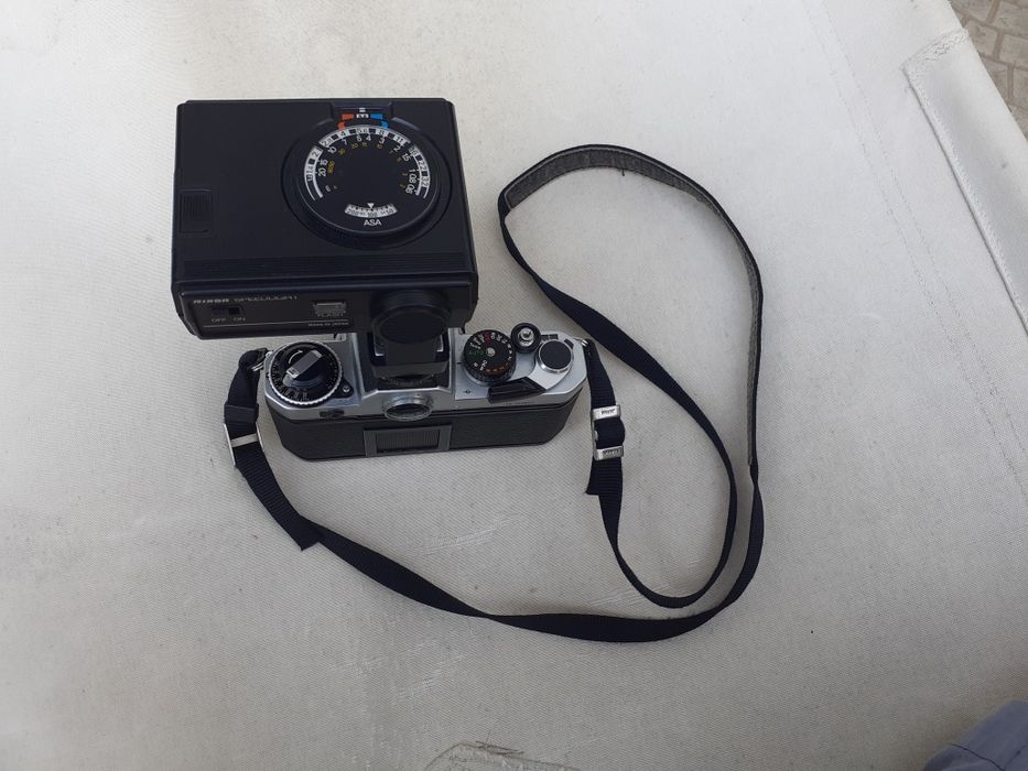 Máquina FE antiga Nikon com lente. Também tenho flash NIKON conforme f