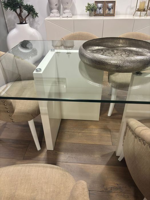 Oportunidade! Mesa de vidro com toque moderno e pés lacados!