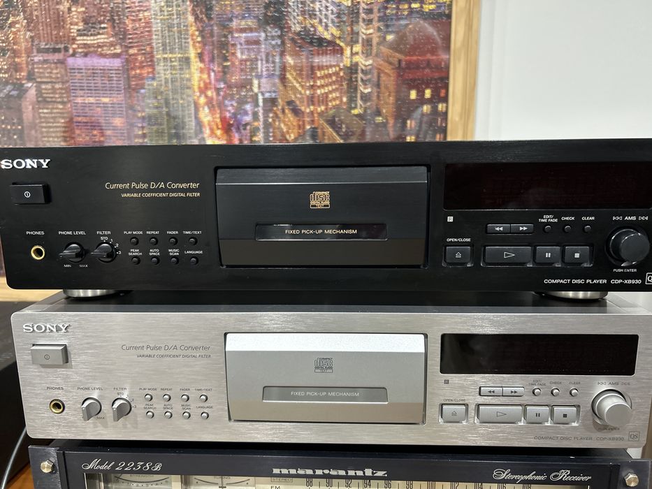 Dois Leitores de CD Sony CDP-XB930 QS (preço por unidade).