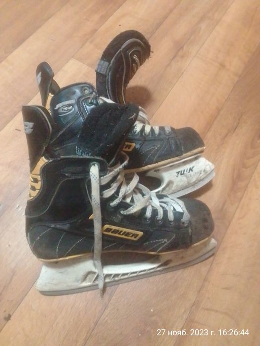 Хокейні ковзани...