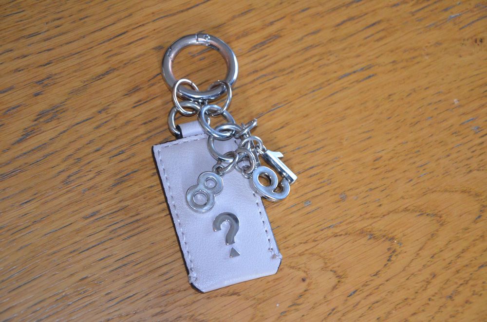 brelok/zawieszka Guess beż