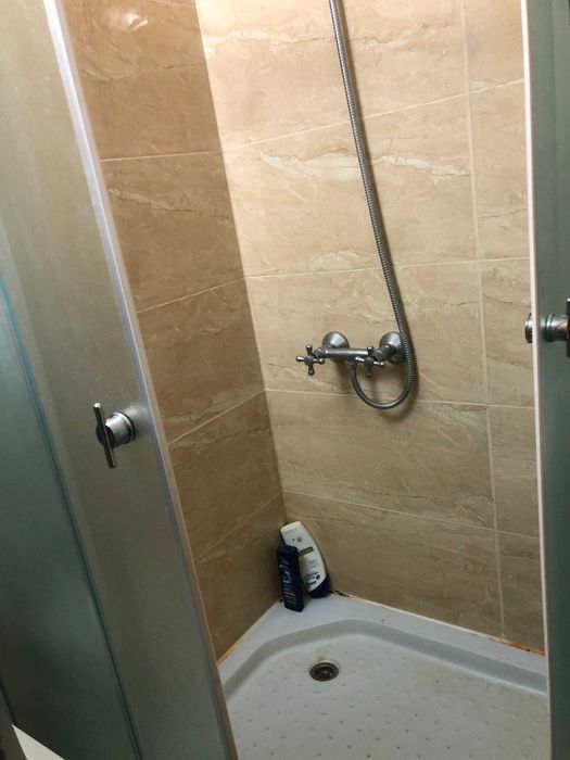 Продам квартиру на Алмазному . Поруч з зупинкою.