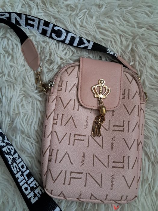 Różowa mała torebka nerka