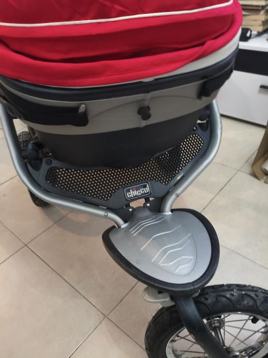 Carrinho de bebê com ovo